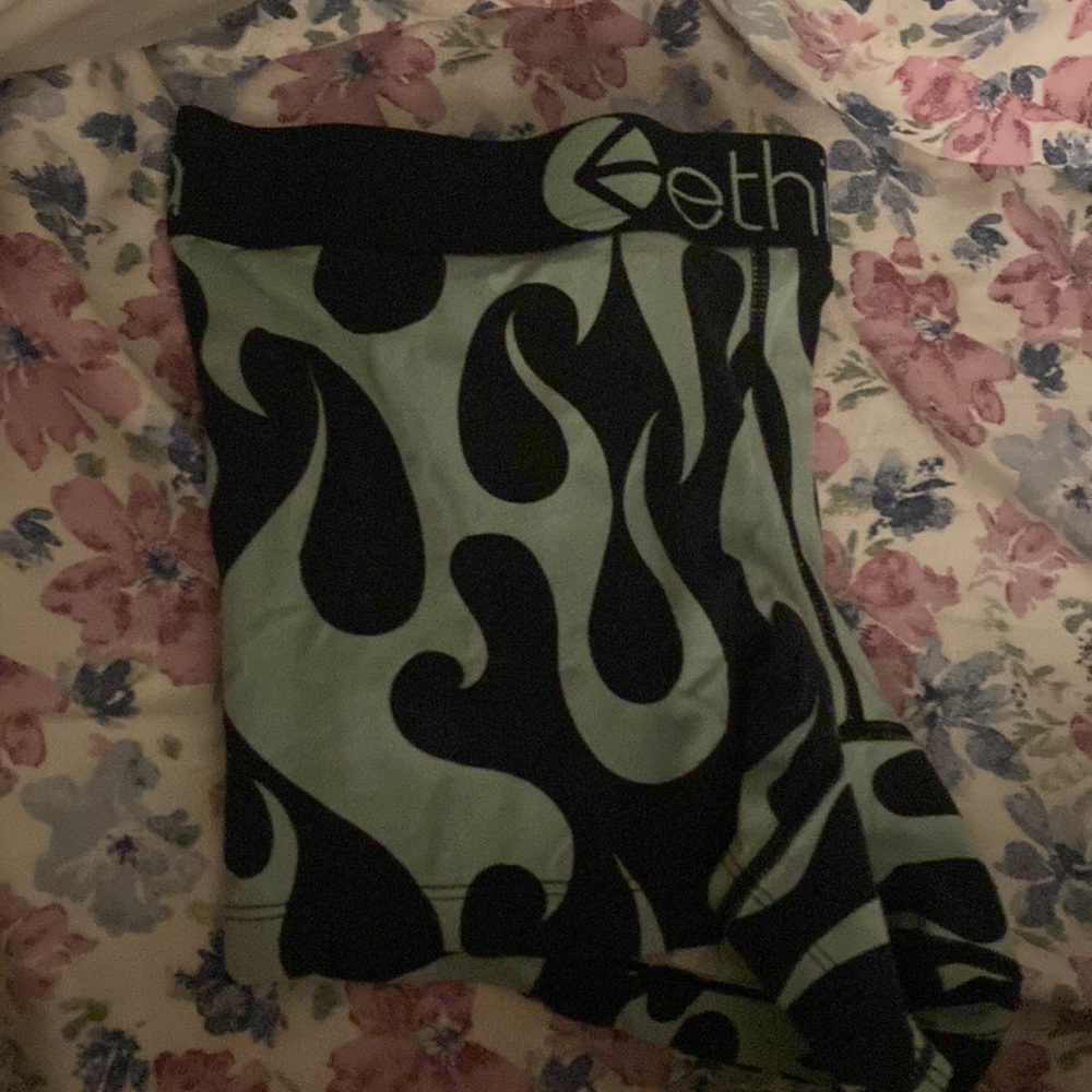 Hey trying to sell a pair of green and black Ethikas - Picture 2 of 4